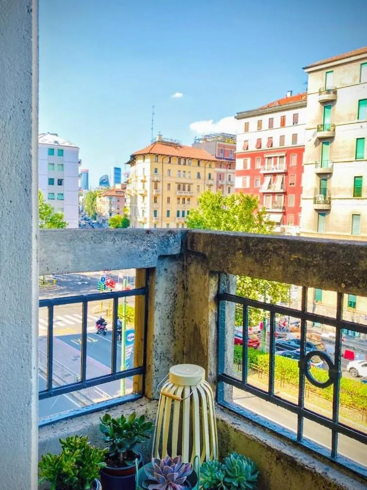 Spacious Apartment 50 Meters From The Metro Μιλάνο